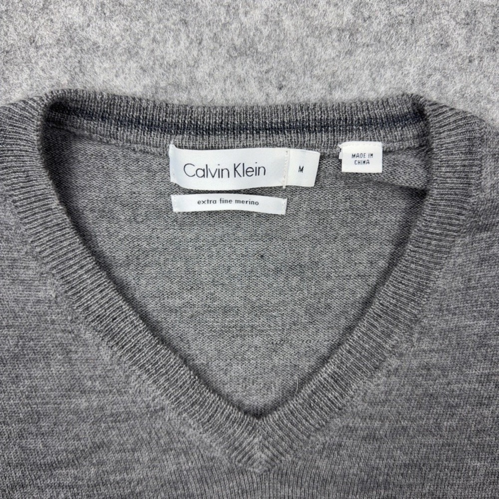 Calvin Klein Sweater Mens Medium Gray Extra Fine Merino Wool V Neck Pullover - Picture 3 of 9
